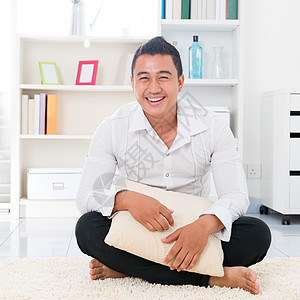 亚洲青年男子公寓学生男生相机男人大学沙发房子房间快乐图片