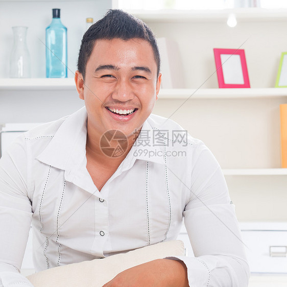 亚洲男子公寓沙发男人男性快乐微笑马来语房间房子男生图片