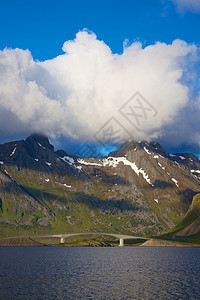 挪威山峰蓝色峡湾全景晴天风景山脉图片