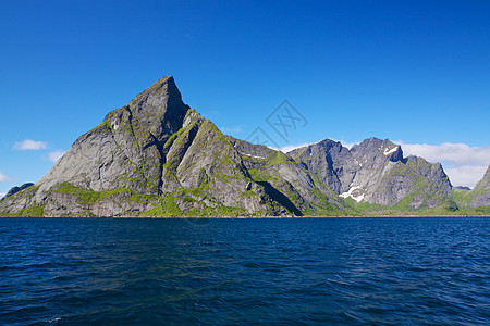 挪威风景全景海岸悬崖蓝色山脉海洋晴天山峰海岸线图片