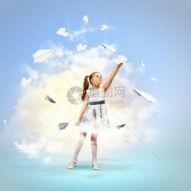 女孩玩纸机的小女孩儿旅行微笑航空手指传单乐趣飞行员自由空气勇气图片