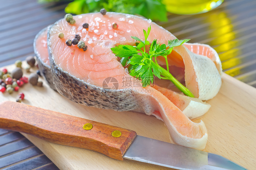 鲑鱼牛扒红鱼木板盘子小吃柠檬用餐食物勺子饮食图片