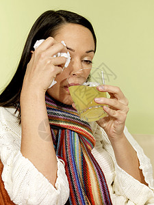 女青年饮用可溶药品 示范释放组织玻璃沙发美丽女士长椅颈巾手帕花粉流感图片