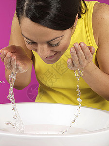 青年妇女洗脸女青年女士洁面女性飞溅肥皂打扫水槽盆地图片