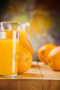 有玻璃果汁和橙子图片