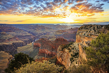 日出时著名的大峡谷水平视图图片
