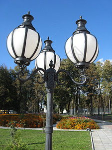 城市公园的绿灯灯笼白色植物草地景点街道管道柱子生活树木图片