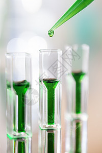 反射表面 复制空间上的分光营养力计水管测量实验室科学吸管化学液体塑料蓝色绿色图片