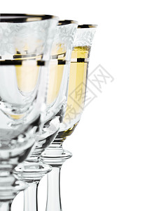 孤立于巴黑背景上的瓶子服务黄色酒杯白色玻璃液体庆典派对奢华享受图片
