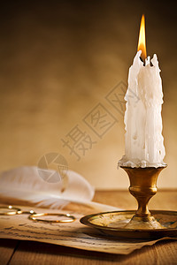 古董黄铜烛台和燃烧的蜡烛图片