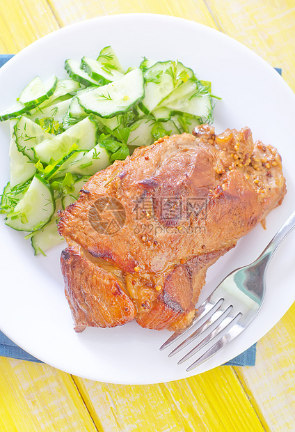 配有沙拉肉的肉油炸饮食沙拉炙烤餐厅黄瓜腰部盘子牛扒蔬菜图片