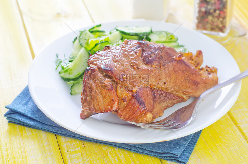 配有沙拉肉的肉烧烤黄瓜猪肉盘子鱼片牛扒油炸蔬菜火鸡小吃图片