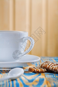 咖啡杯和饼干咖啡桌子木板早餐背景饮料咖啡店美食木头蓝色图片