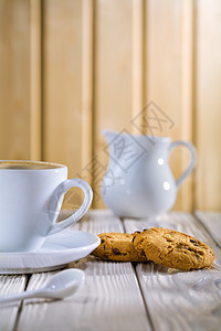 茶杯和饼干中的咖啡 白旧桌上的奶碗图片