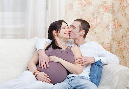 与丈夫一起幸福的孕妇谎言分娩女性化女性拥抱女士女孩房间产妇家庭图片