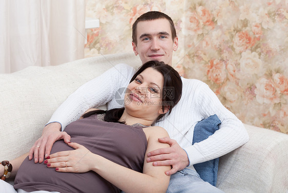 与丈夫一起幸福的孕妇沙发谎言房间男人女士生活妻子女性化女孩药品图片