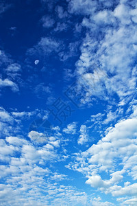美丽多云的蓝色天空图片