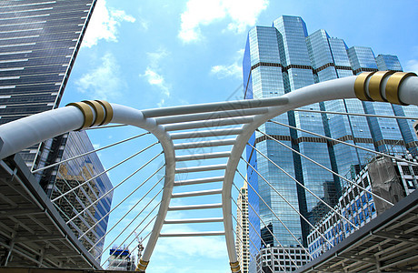 穿越十字路口和天空之间连接的飞翔之旅城市办公室财产工作工程摩天大楼蓝色购物经济商业图片