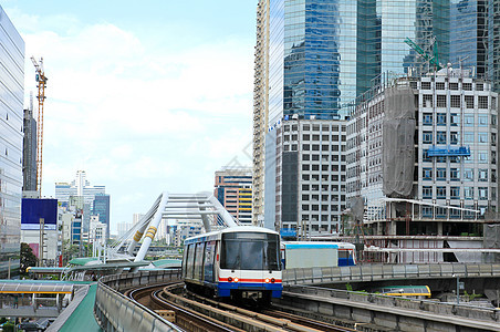 曼谷Sky火车与商业大楼过境城市车站景观民众市中心建筑铁路交通轻轨图片