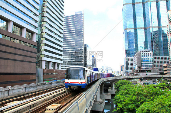 曼谷Sky火车与商业大楼市中心景观车站过境民众天际铁路建筑交通街道图片