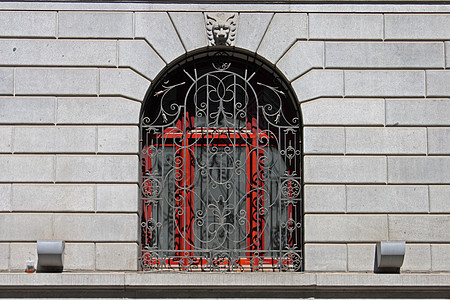 墙上的旧窗口窗户建筑动物材料建筑学红色白色背景图片