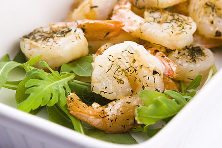 白色盘子上新鲜烤虾食品减肥午餐树叶食物美食健康饮食柠檬海鲜小吃图片
