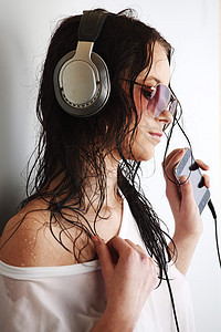电话中的妇女耳机成人手机黑发乐趣快乐青年立体声播音员女孩图片