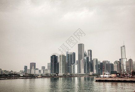 芝加哥市中心 IL 在阴云的一天天空建筑学海岸线建筑城市旅游景观天际市中心码头图片