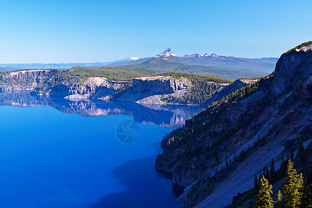 克拉鼠湖树木火山口公园陨石山脉蓝色反射旅行森林生态图片