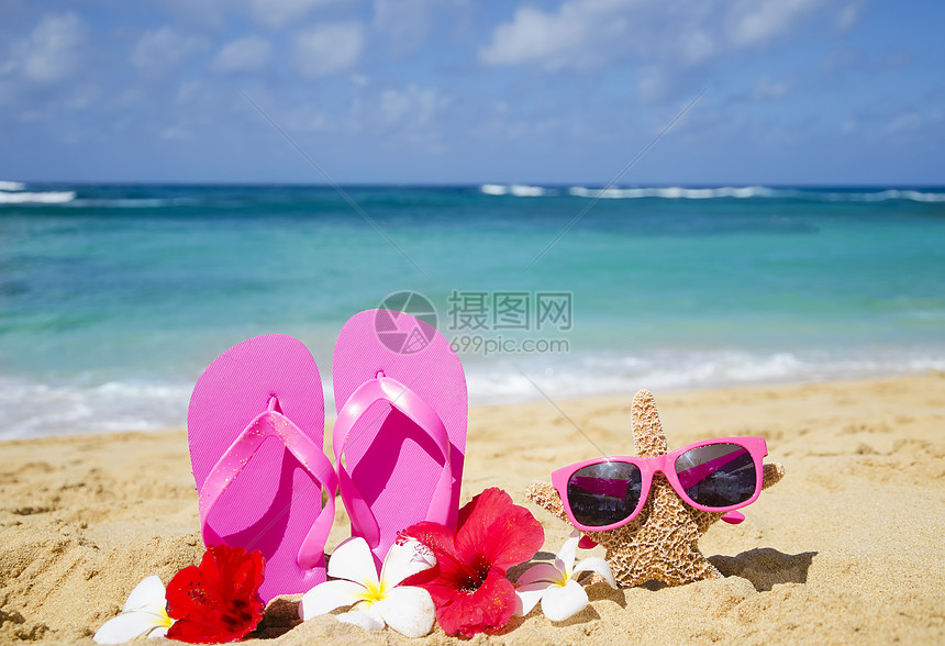 沙沙滩上有太阳眼镜的浮流和海星气候凉鞋旅游拖鞋海洋鸡蛋花地点粉色阳光太阳镜图片