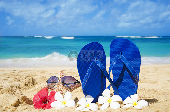 沙沙滩上有太阳眼镜的浮流和海星太阳镜蓝色拖鞋假期鸡蛋花海洋旅行气候家庭凉鞋图片