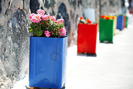 在希腊圣托里尼岛 传统的蓝花盆前方的地貌下图片