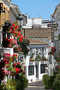 西班牙白色的多彩街道图片