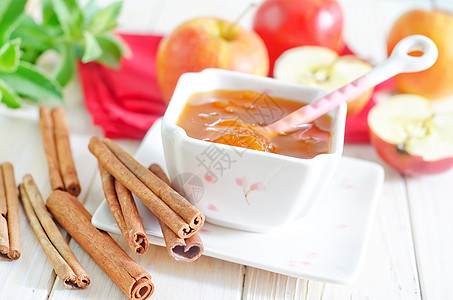 苹果果酱家庭装罐盘子餐巾水果卡其色叶子桌子养护勺子图片