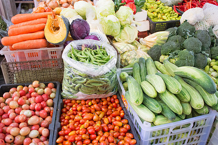 市场上的蔬菜收成生产店铺农场芹菜盒子胡椒茄子销售青菜图片