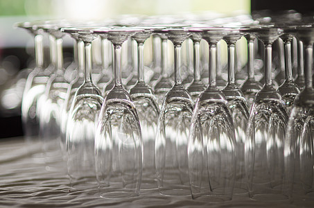 葡萄酒杯液体酒精水晶饮料派对高脚杯酒吧反射透明度庆典图片