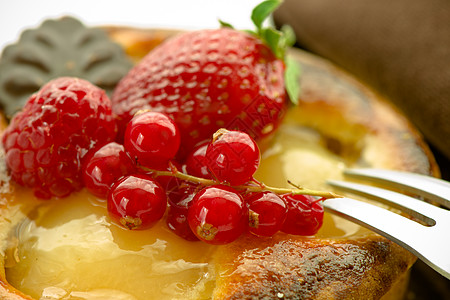 水果甜果美食浆果糕点银器餐巾茶点餐具蛋糕盘子早餐图片