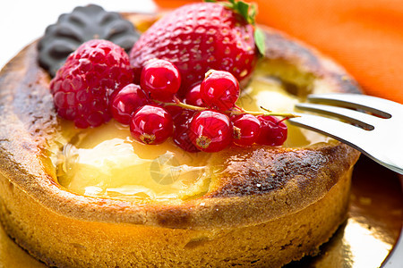 水果甜果早餐巧克力银器午餐盘子派对蛋糕馅饼美食浆果图片
