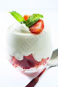 草莓奶油酸奶牛奶奶制品鞭打奶油早餐小吃饮食玻璃香草图片