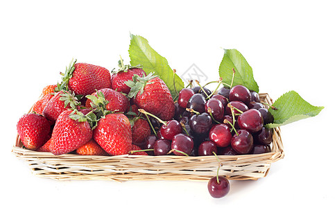 篮子中的草莓和樱桃图片