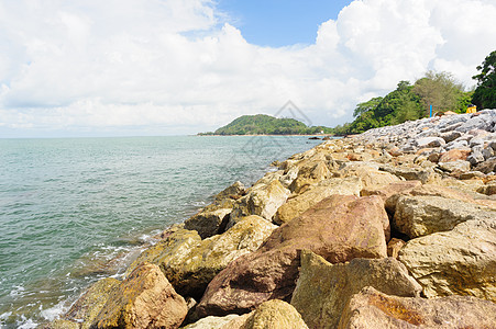 海滩附近的石浪屏障图片