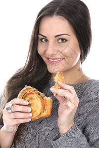 妇女吃丹麦糕饼糕点早餐白色疼痛葡萄干小吃女士头发图片