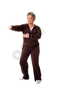 高级女子参加太极瑜伽锻炼女性运动灵活性训练女士关节沉思冥想武术棕色图片