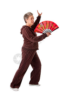 高级女子参加太极瑜伽锻炼女士武术红色棕色沉思关节训练女性冥想运动图片