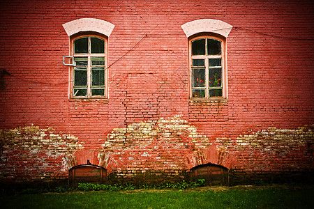 古老的墙墙水平石头框架房子住宅红色建筑玻璃窗户图片
