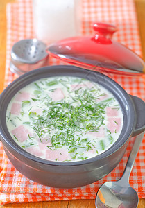 冷汤饮食黄瓜液体勺子节食冰块大葱叶子薄荷食物图片