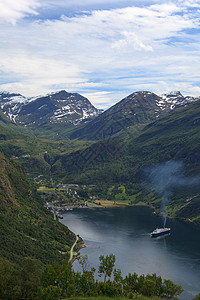 Geiranger 盖朗自然景观天空峡湾地点海洋植物季节山脉山路天气背景图片