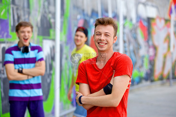 三个年轻朋友幸福快乐季节青少年滑板男生团队公司小伙子涂鸦男性太阳镜图片