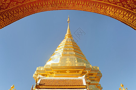 阳光明媚的一天 金雕Wat Phra 那个Doi Suthep图片