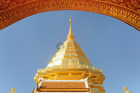 阳光明媚的一天 金雕Wat Phra 那个Doi Suthep图片